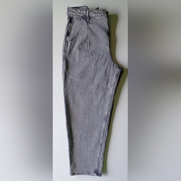 A Hollister Ultra High-rise Mom Jeans - Picture 4 of 10